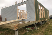 Строительство каркасного дома с террасой и балконом